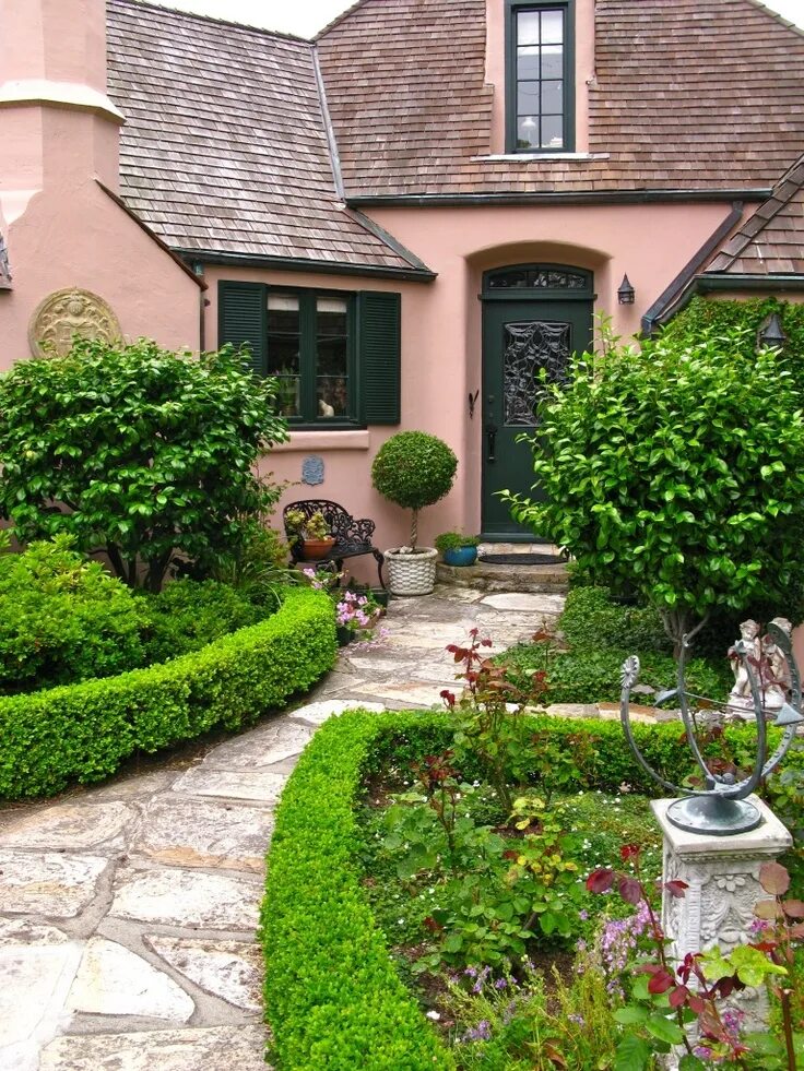 Красивый ландшафтный дизайн загородного дома фото HASENYGER HOUSE- A FRENCH TUDOR COTTAGE BY M.J.MURPHY Fairytale cottage, Tudor c