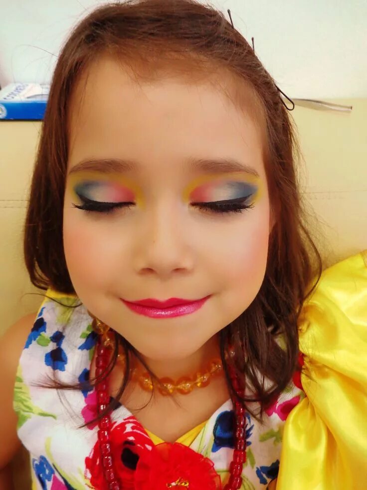 Красивый легкий макияж детской косметикой Maquiagem bem colorida para apresentação de ballet. #kidsmakeup #maquiagem #maqu
