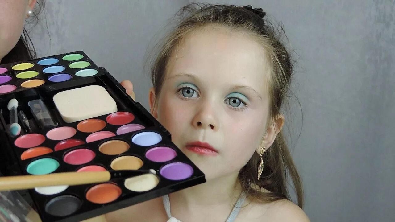 Красивый легкий макияж детской косметикой Яркий детский макияж Bright make-up for children - YouTube