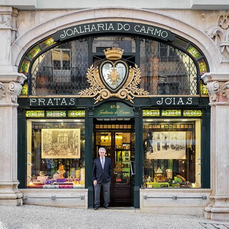 Красивый магазин фото decorative tiles and typography tell the story of lisbon through its storefronts