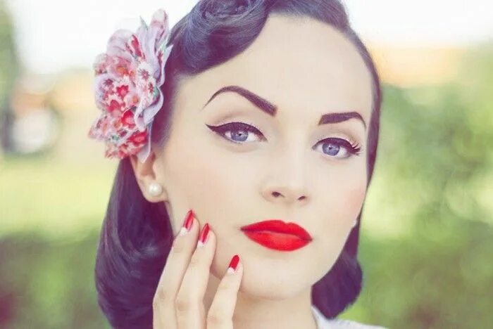 Красивый макияж 50 acconciature-anni-50-donna-make-up-vintage-fiore-finto-colorato-orecchini-perle 