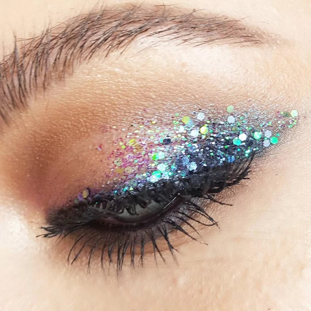 Красивый макияж блестящий pinterest// daisy221b Festival eye makeup, Glitter eye makeup, Eye makeup