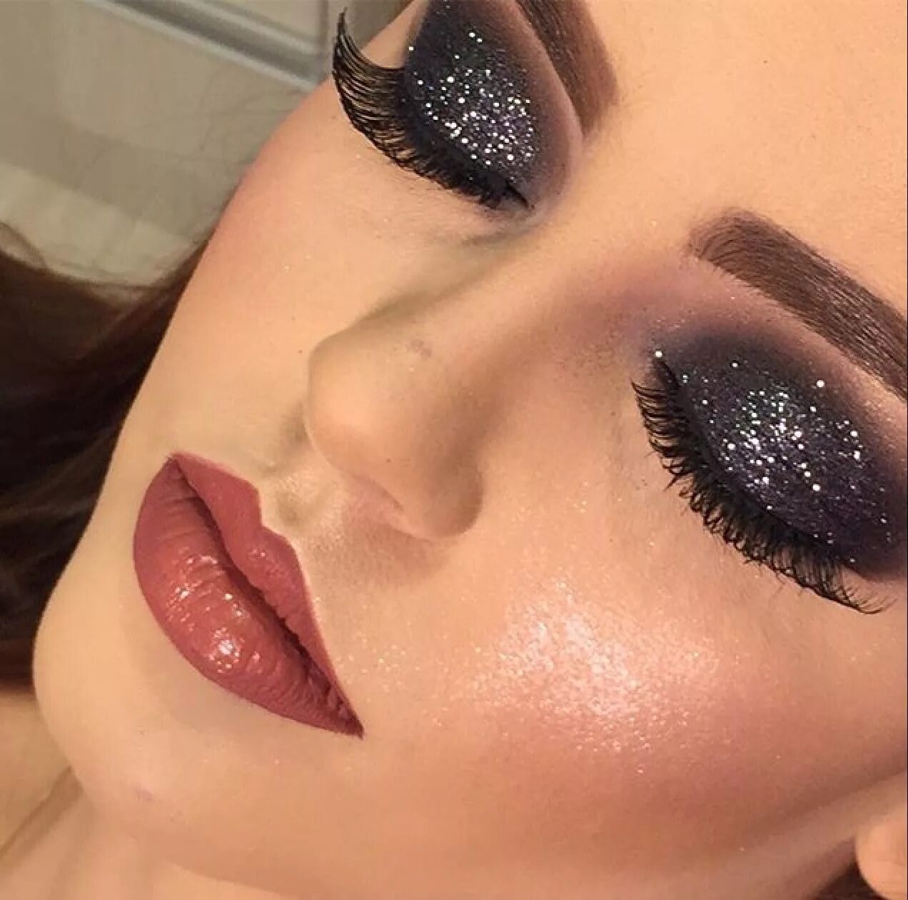 Красивый макияж блестящий Black glitter eyeshadow Glitter eyeshadow, Eyeshadow makeup, Eyeshadow