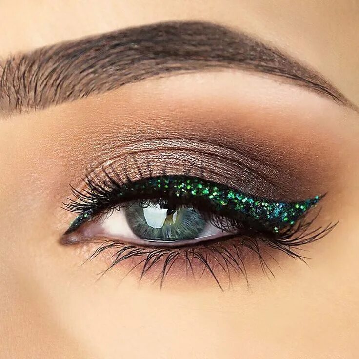 Красивый макияж фото для зеленых Pin by Anna on Makeup in 2020 Glittery eyeliner, Gold eye makeup, Eye makeup