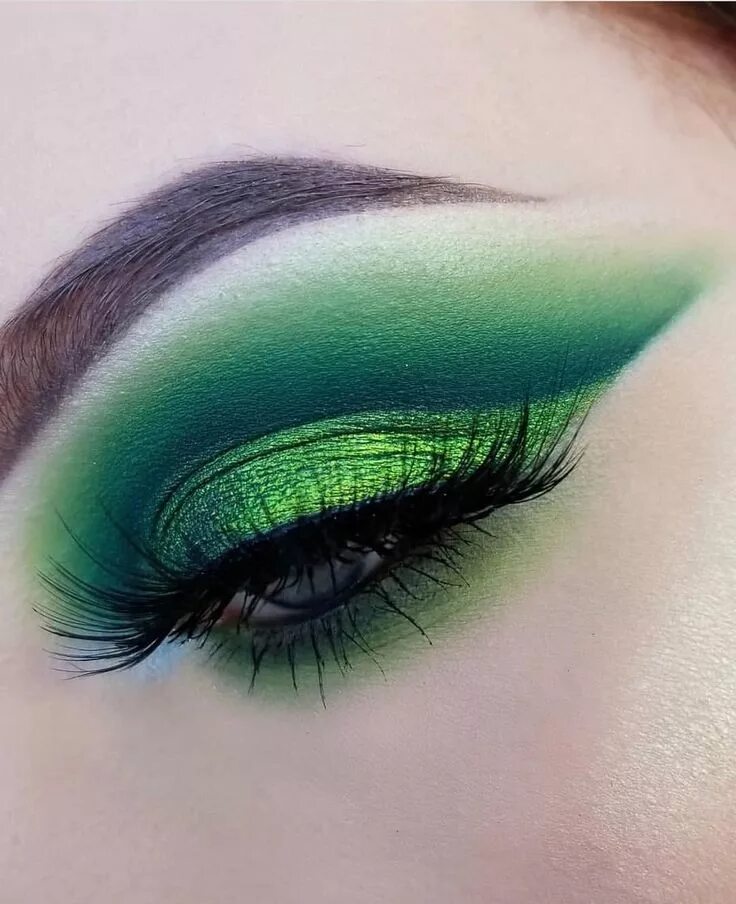 Красивый макияж фото для зеленых Dawn Eyes Cosmetics on Instagram: "@Sarah_McGuire is glamorously green in our su
