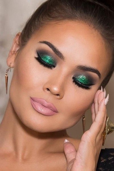 Красивый макияж фото для зеленых Use The Right Size Products Christmas eye makeup, New years eve makeup, Eye make