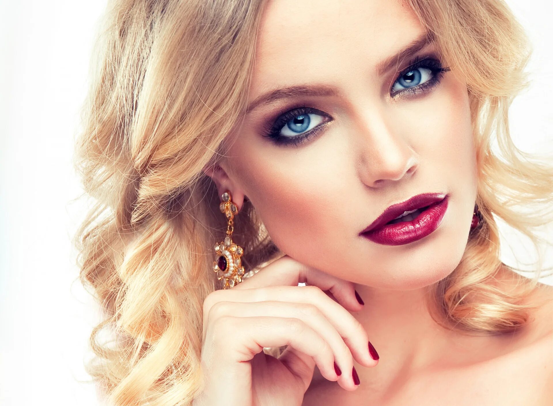 Красивый макияж фото самый шикарный для блондинок Download wallpaper eyelashes, model, hand, makeup, lipstick, hairstyle, blonde, 