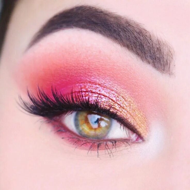 Красивый макияж глаз без стрелок Hot pink eye makeup with a pop of yellow Pink eye makeup, Eyeshadow makeup, Make