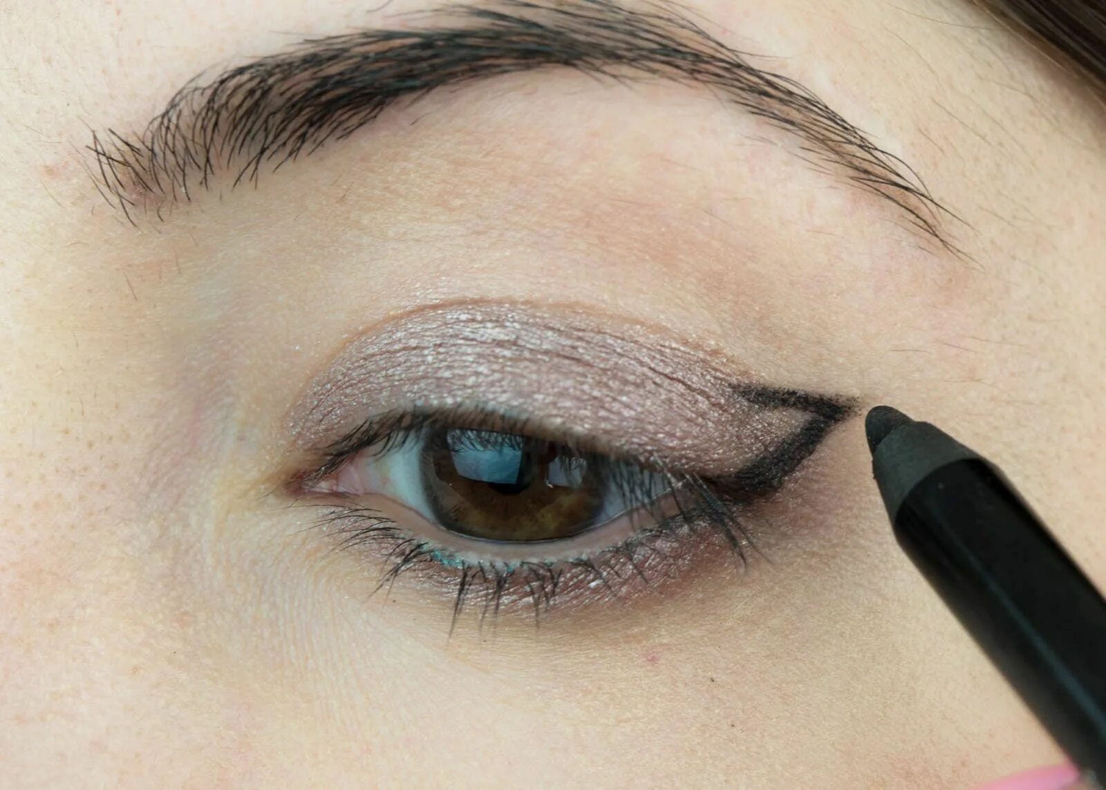 Красивый макияж глаз карандашом How To Create a Simple Cat Eye Look Using Pencil Eyeliner - Jessoshii Cat eye ma