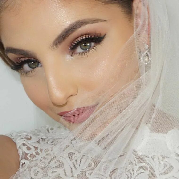 Красивый макияж глаз на свадьбу bellissimi occhi verdi con mascara nero effetto volume, eye liner e rossetto ros