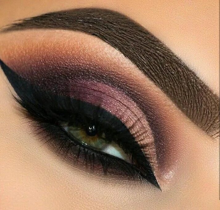 Красивый макияж глаз со стрелками Pin by Robert Ashe on Private eye Eyeshadow, Winged eyeliner tutorial, Winged ey