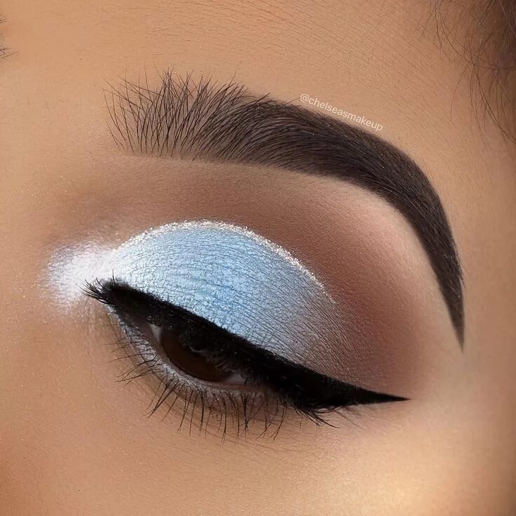 Красивый макияж глаз со стрелками Glitter Blue Cut Crease eye makeup @chelseasmakeup Maquillage pour les yeux marr