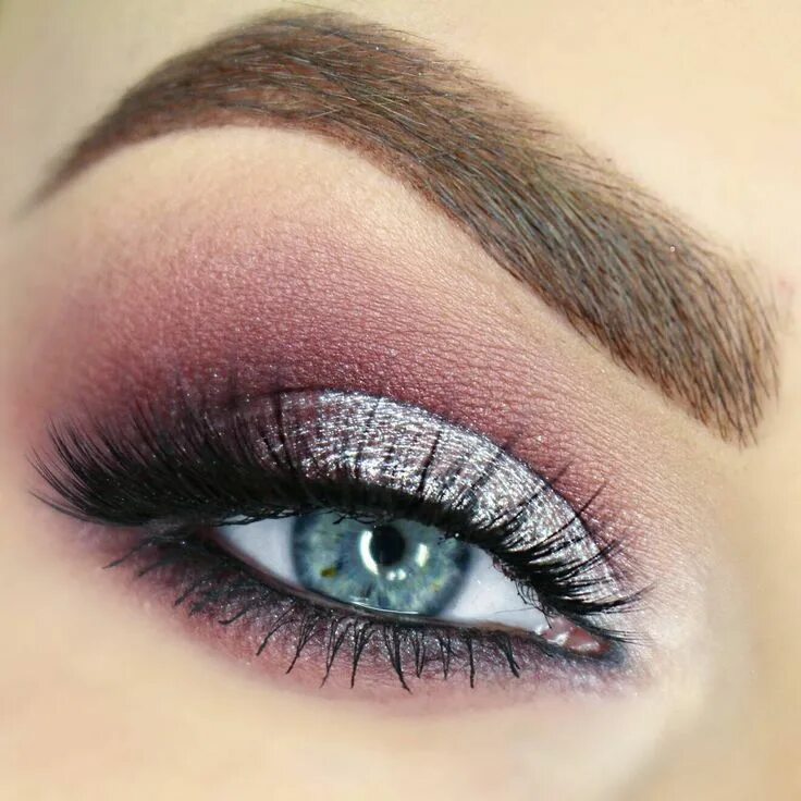 Красивый макияж глаз тенями Instagram Pink smokey eye, Silver makeup, Silver eye makeup