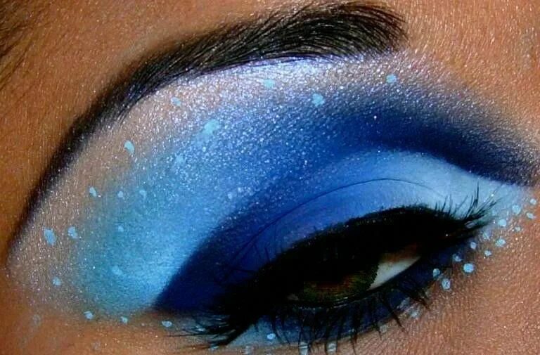 Красивый макияж голубыми тенями dramatic blue eyeshadow #EyeMakeupSmokey (With images) Smokey eye makeup, Eye ma