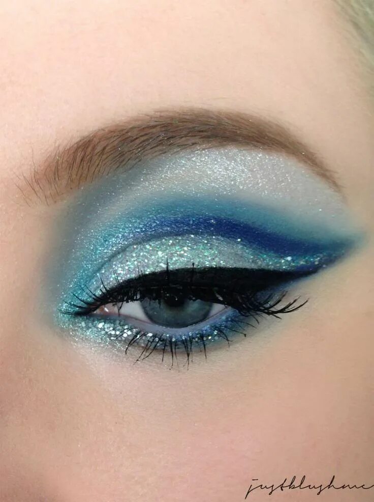Красивый макияж голубыми тенями For blue-eyed-blond-haired girls and women, makeup is a fun way to enhance featu
