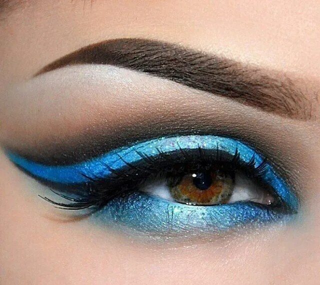 Красивый макияж голубыми тенями Как Вам такой вариант макияжа? #макияж #визажист #макияжглаз #ярко #длядевушки #