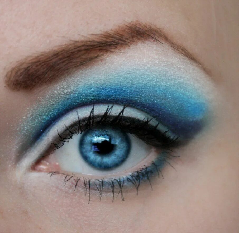 Красивый макияж голубыми тенями Blue eyeshadow by PinkPanda92 on deviantART Blue eyeshadow, Colorful eyeshadow, 