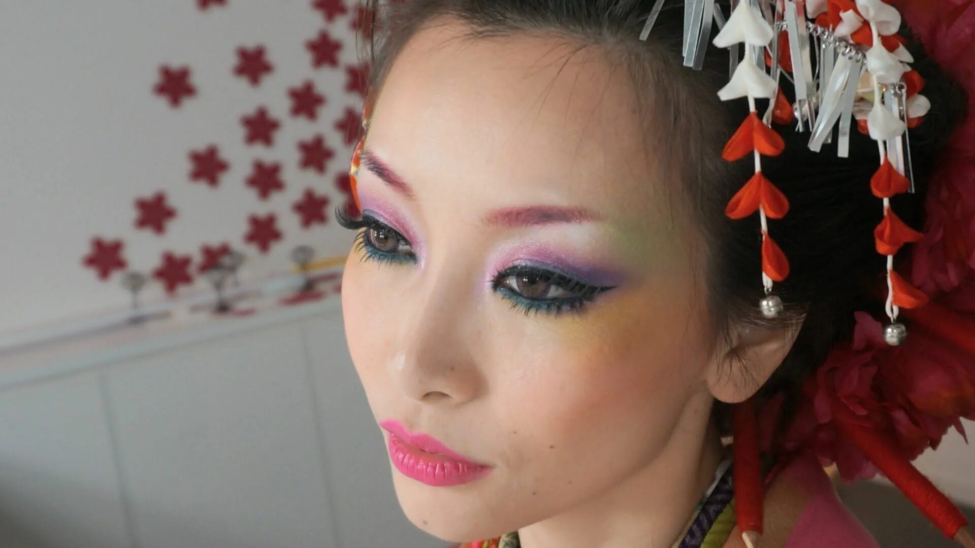 Красивый макияж китаянок Coloful Geisha Look - Makeup & Hair Tutorial + How to wear Kimono, via YouTube. 