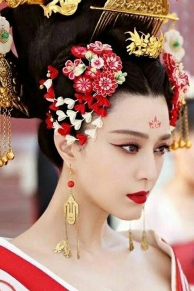 Красивый макияж китаянок Pin by Retr0Viriz on Eu Gostei (+18) The empress of china, Empress of china, Fan