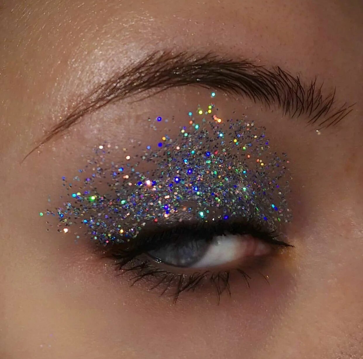 Красивый макияж с блестками Wociety on Twitter Glitter eye makeup, Makeup, Bright eye makeup