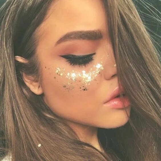 Красивый макияж с блестками Mermaid&#39;s Tale Glitter Makeup Glitter makeup, Festival makeup glitter, Glitt