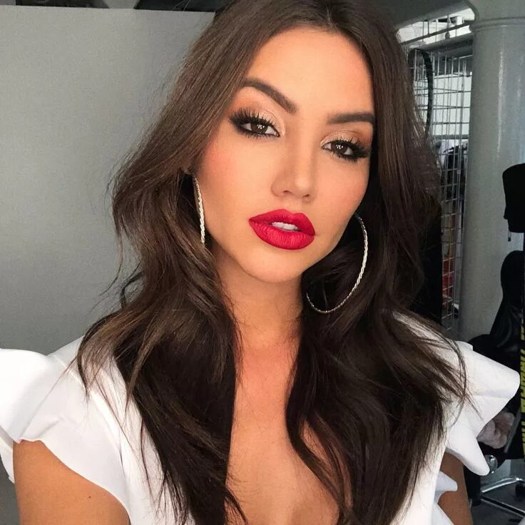 Красивый макияж с красной помадой Pin by Hena Mahmood on **GLaMoUr GOdDeSs**+++ Red lips makeup look, Simple makeu