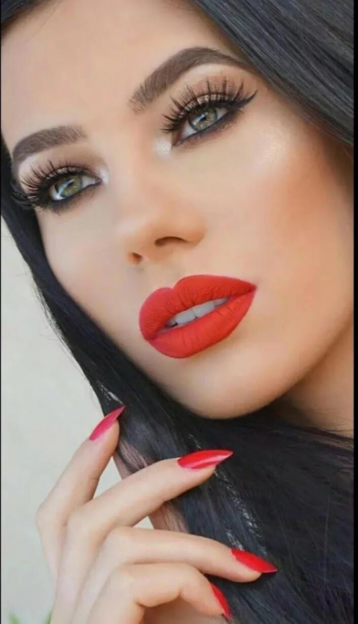 Красивый макияж с красной помадой The Idol Lips Plumper uses the latest technologies to instantly plump, hydrate a