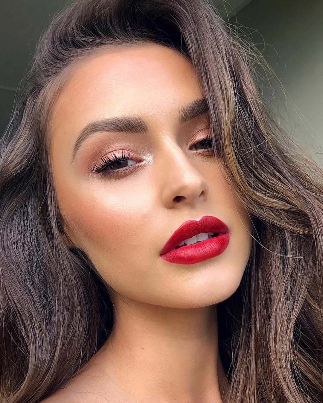 Красивый макияж с красной помадой P E N N Y A N T U A R // on Instagram: "There’s something luxe about a red lip..