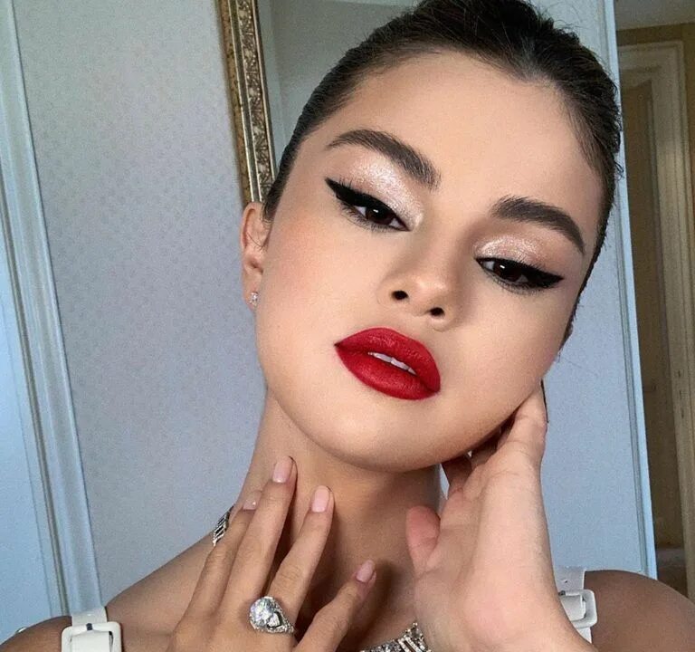 Красивый макияж с красной помадой Pin on What Do the Celebs Use?