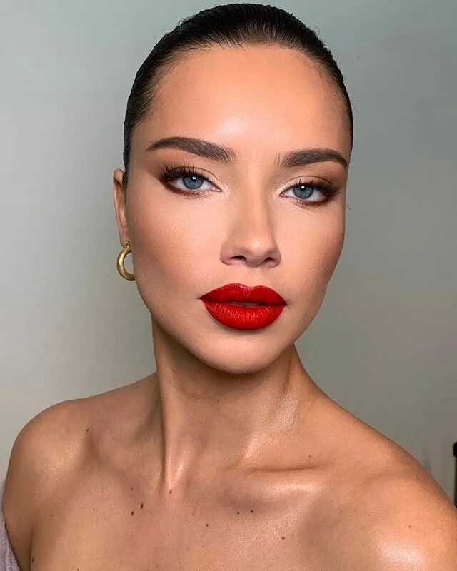 Красивый макияж с красной помадой Hailey Bieber Just Wore a Navy Blue Lip Color, and It Somehow Looks So Good Red 