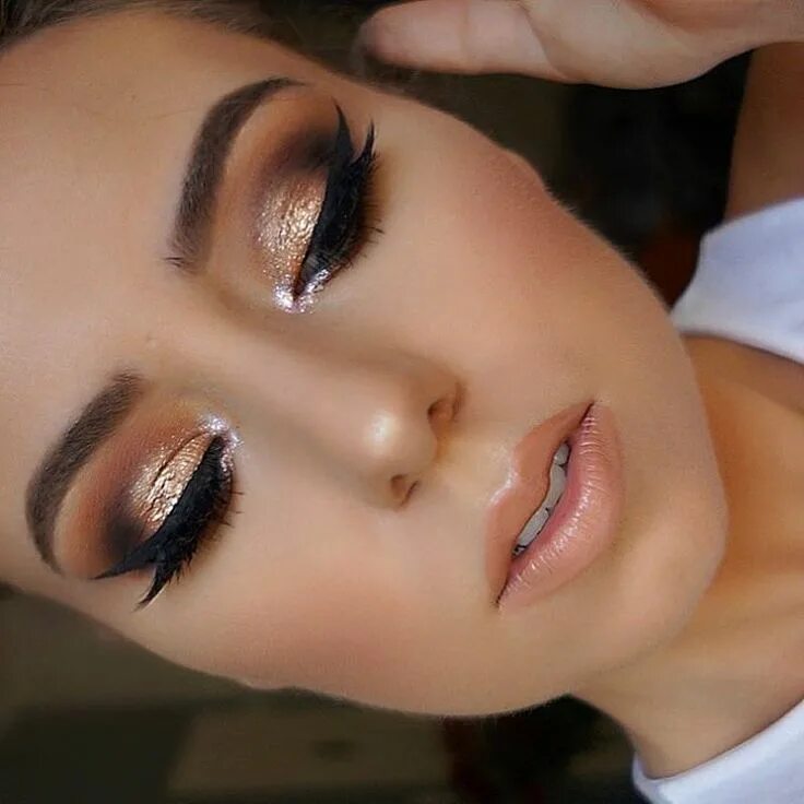 Красивый макияж с нарощенными ресницами maquillage de fête paillettes eye-liner #makeup #beauty Smokey eye makeup, Gold 