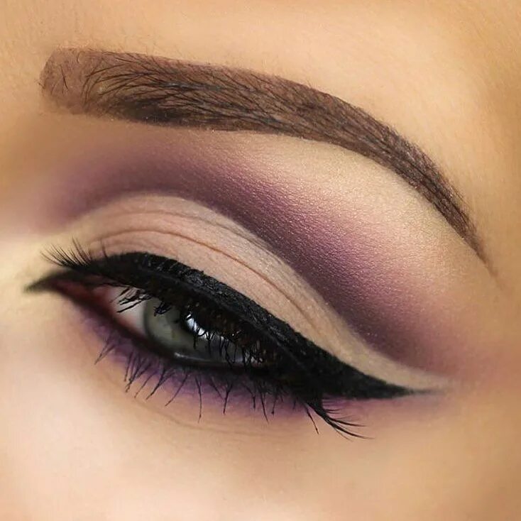 Красивый макияж со стрелками Maquillaje: Cut Crease Maquillaje de ojos púrpura, Sombras de ojos, Maquillaje d