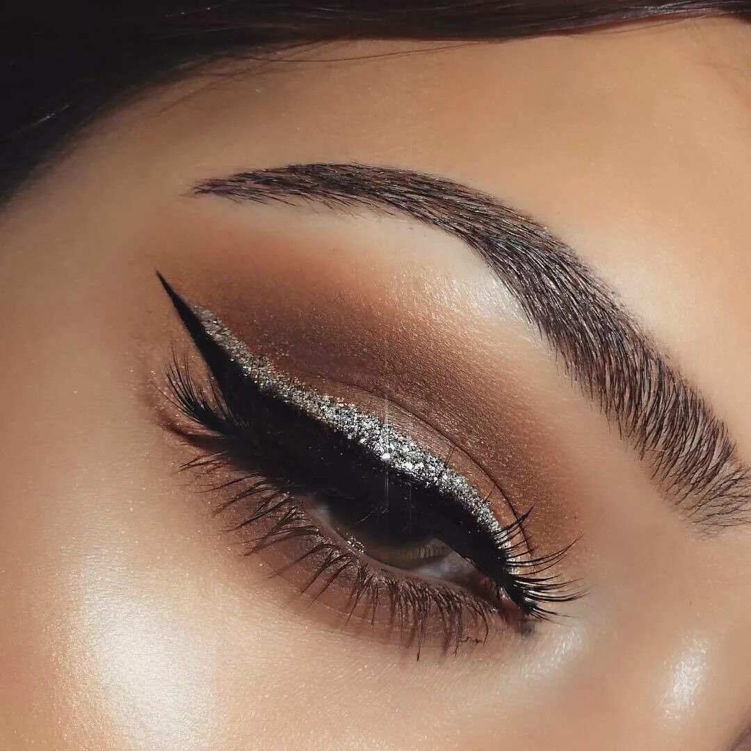 Красивый макияж со стрелками фото Pin by Juana Pineda on make up Makeup eyeliner, No eyeliner makeup, Glitter eye 