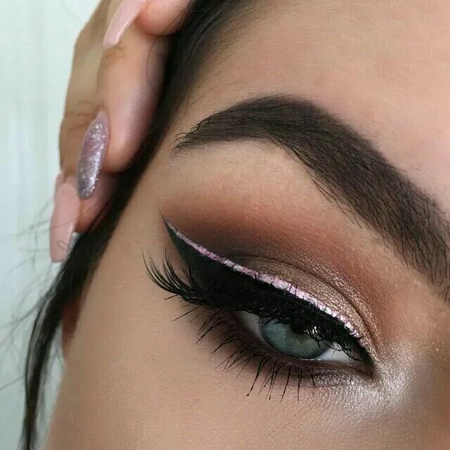 Красивый макияж стрелки фото Pin en SOMBRA AQUÍ,SOMBRA ALLÁ Como pintarse los ojos, Delinear ojos, Delineados