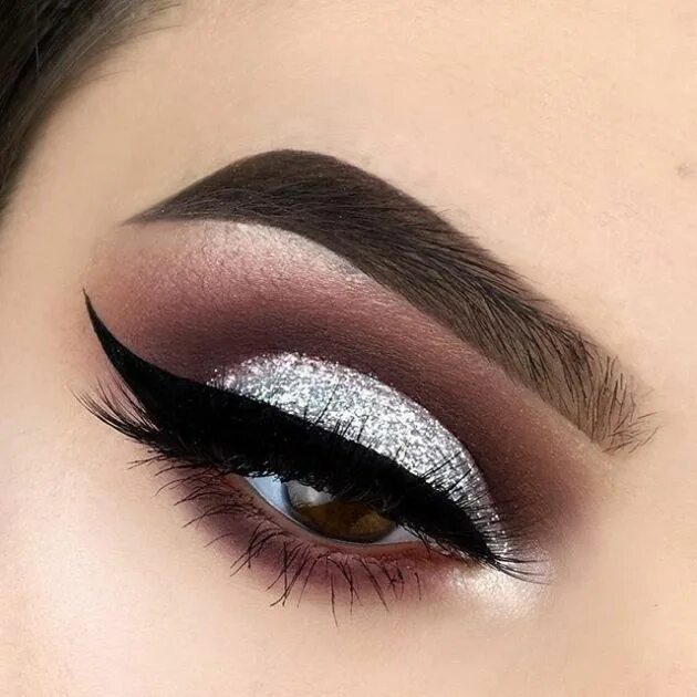 Красивый макияж стрелки фото 10 Winter Makeup Looks To Copy This Year - Society19 UK Silver eye makeup, Silve