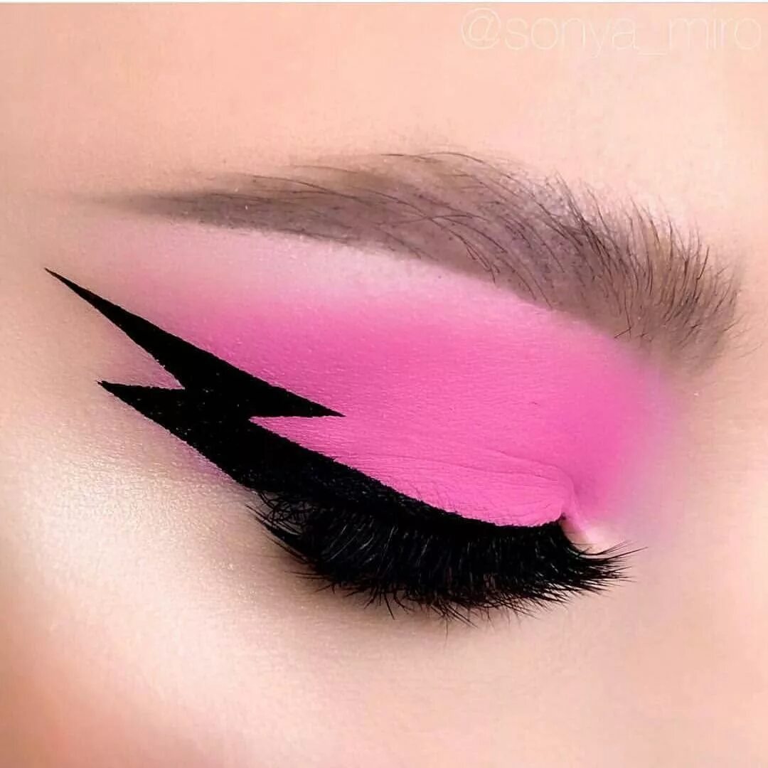 Красивый макияж стрелок Пин на доске Beauty