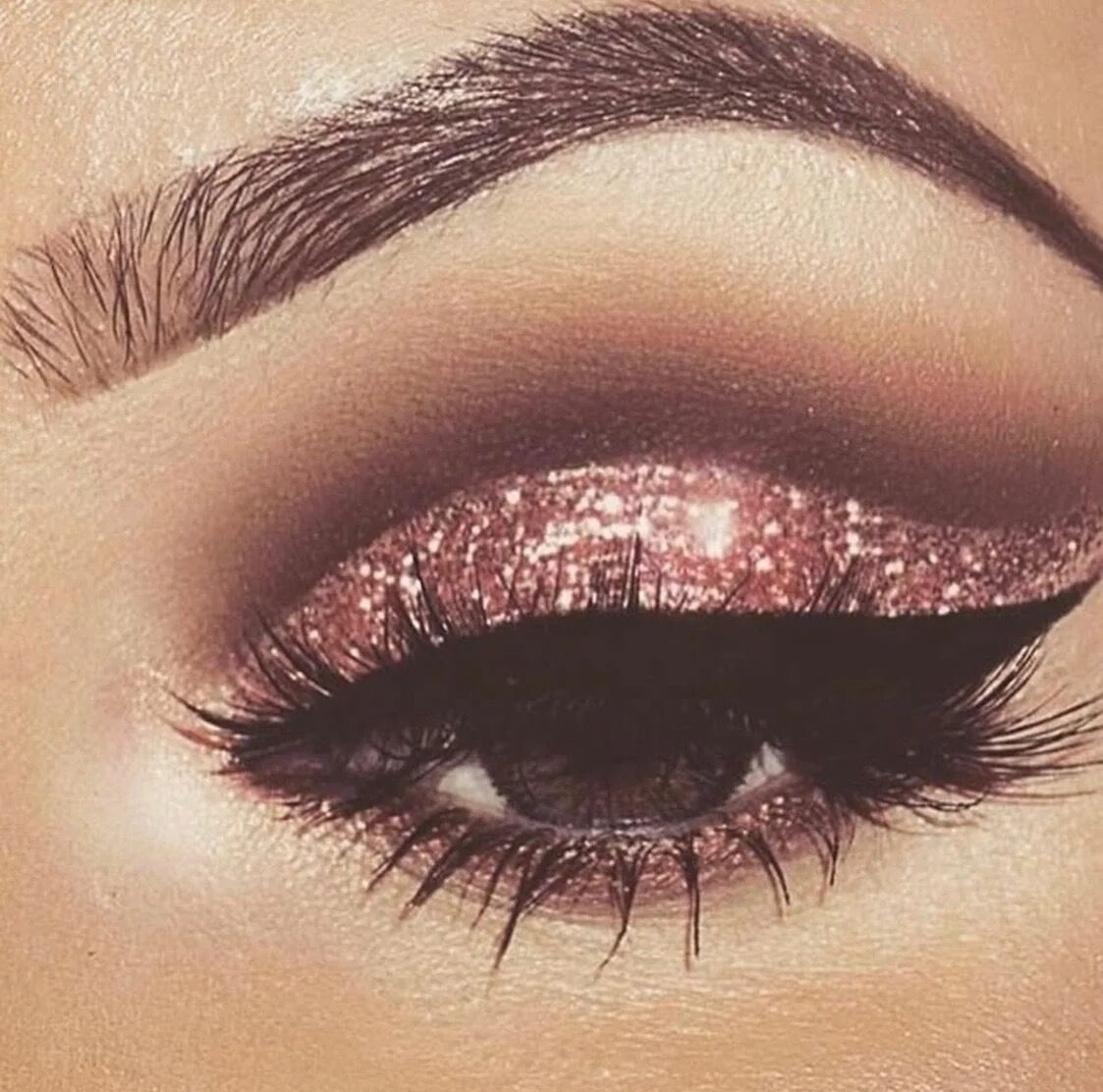 Красивый макияж век Festive makeup look. Rose gold and pink glitter eyes. Rose gold eye makeup, Gold