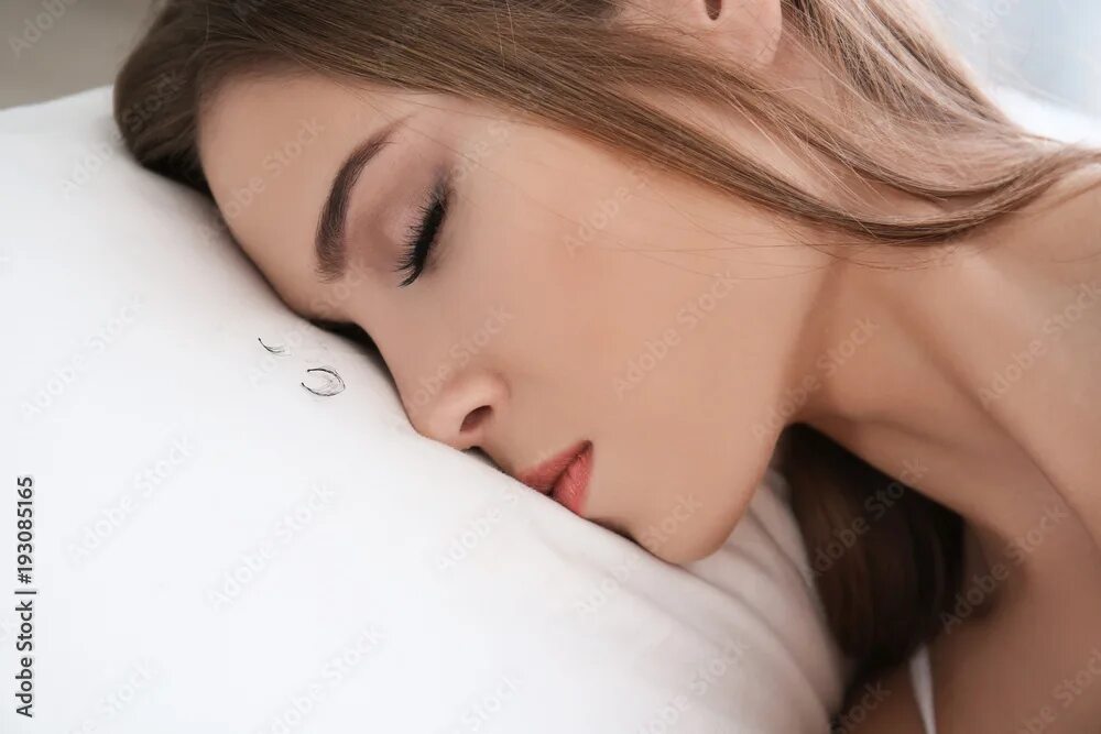 Красивый макияж во сне Sleeping woman and artificial eyelashes on pillow фотография Stock Adobe Stock