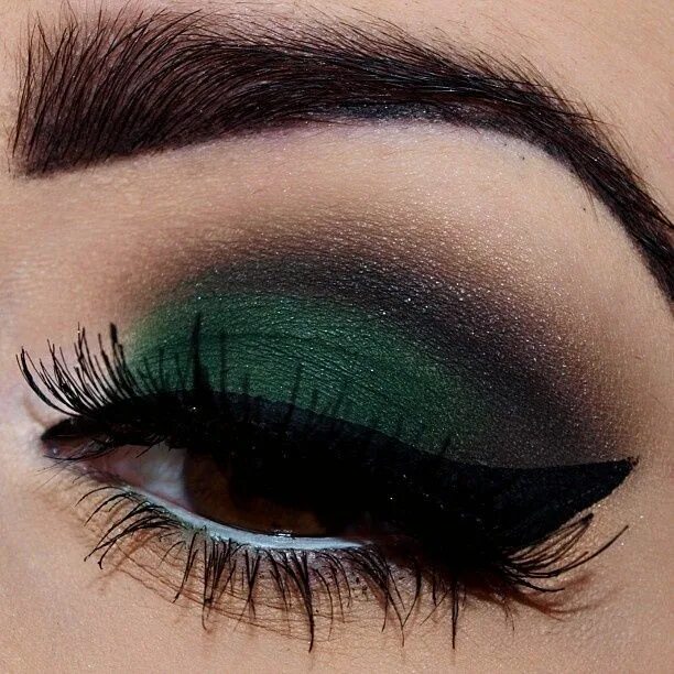 Красивый макияж зелеными тенями Emerald Green With A Perfect Cat Eye Eye makeup, Makeup, Skin makeup