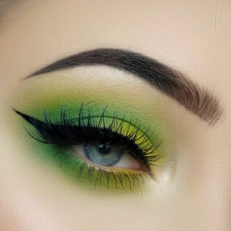 Красивый макияж зелеными тенями @maccosmetics chrome yellow, kelly, lucky green, plumage and nylon eyeshadows * 