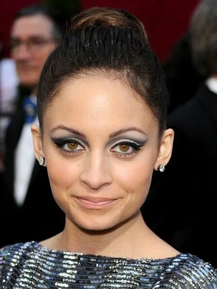 Красивый макияж звезд Nicole Richie Cat Eyes Protruding eyes, Celebrity makeup, Simple eye makeup