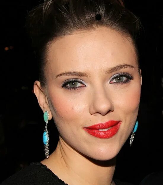 Красивый макияж звезд Scarlett Johansson Seduces in Crimson Lips (and You Can, Too) White eyeliner, Re
