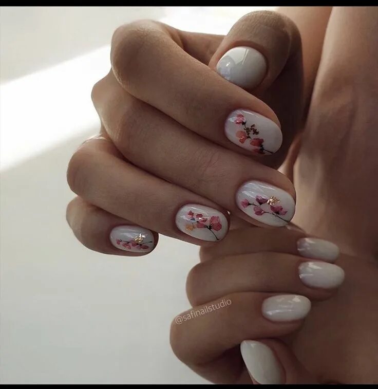 Красивый маникюр 20 20 Pin by Irina Melnik on Миндальная форма(идеи маникюра) Floral nails, Manicure, C