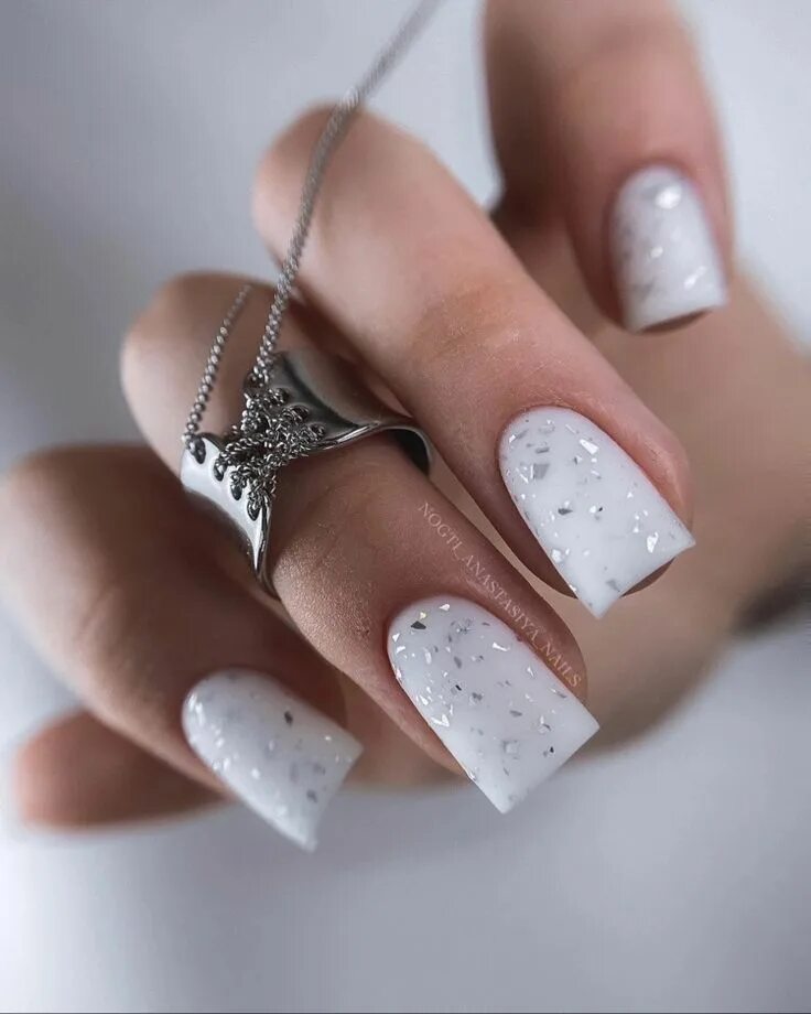 Красивый маникюр 2024 белый Short New Year’s Nails White 2024 16 Ideas Manicure, White nails, White sparkle 