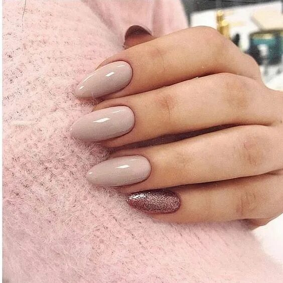 Красивый маникюр 2024 миндаль бежевый Nail polish has a strong durability, easy to operate, a DIY try. Дизайнерские но