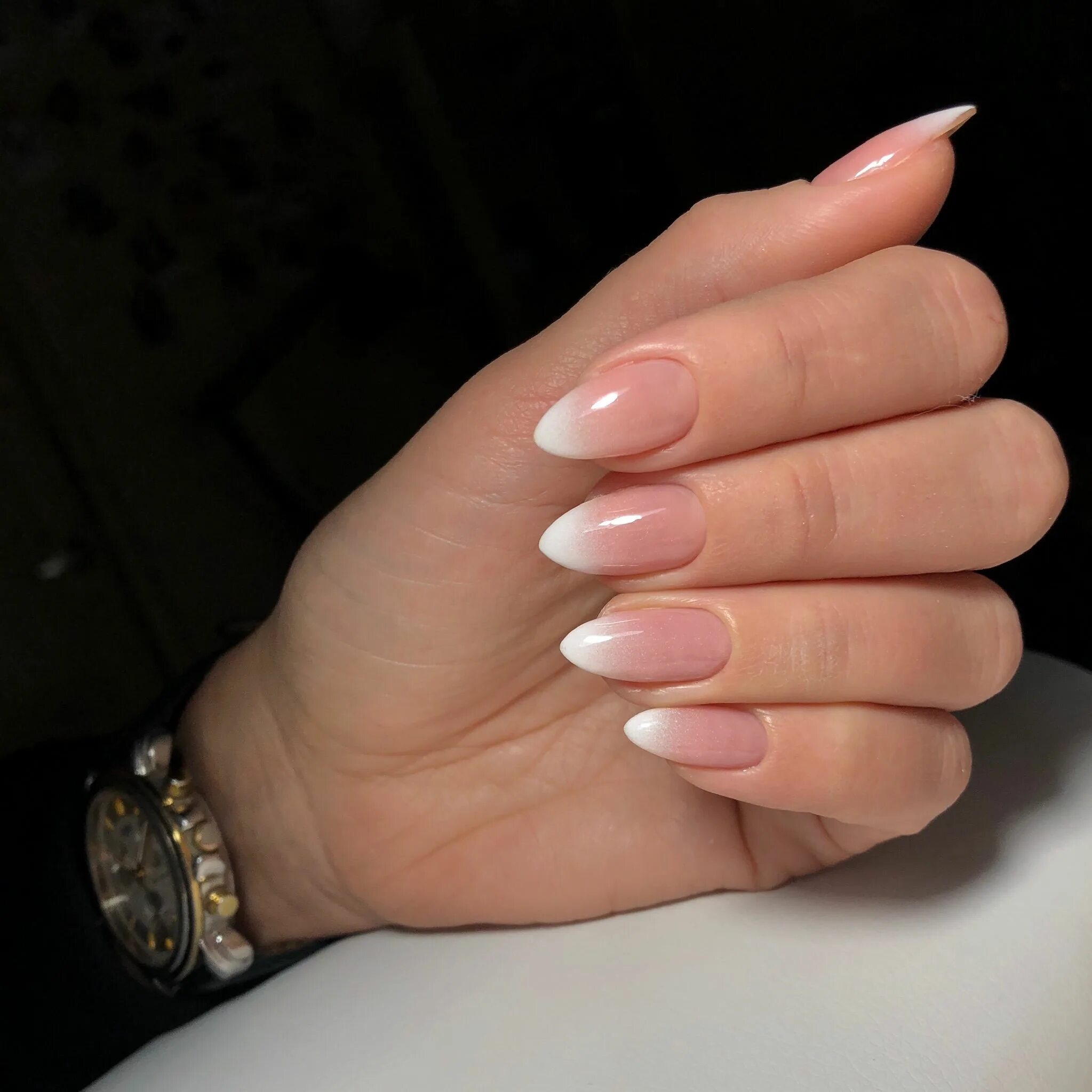 Красивый маникюр 2024 миндаль френч airbrush nail design