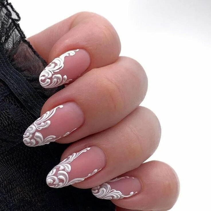 Красивый маникюр 2024 миндаль с рисунком френч Elegant Lace Nail Design for Weddings