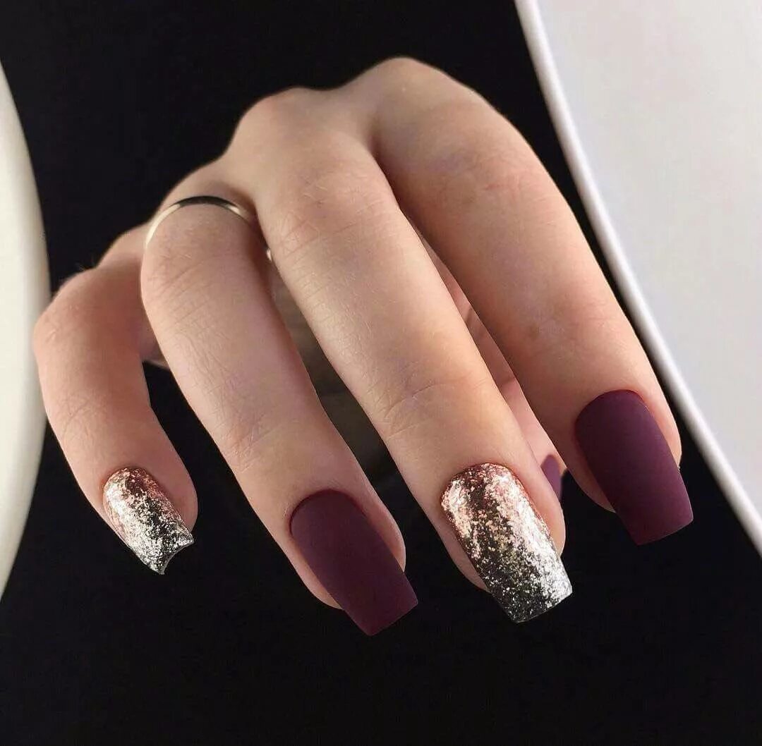 Красивый маникюр 2024 на квадратные ногти модный Uñas con muchísimo 'glitter' que necesitas para la fiesta de año nuevo Purple na