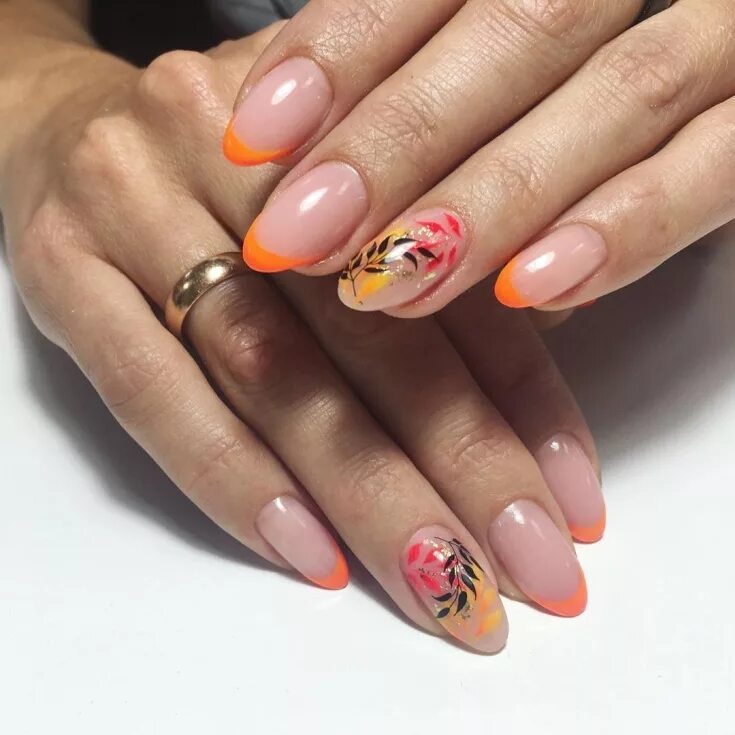 Красивый маникюр 2024 осенний френч Orange French manicure