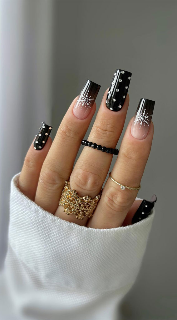 Красивый маникюр 2025 год Festive Elegance in Christmas Nail Art : Ombre Black Nails with Snowflake